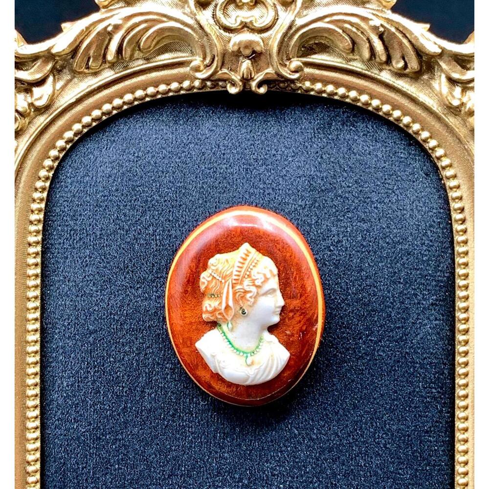Vintage-Style Oval Cameo Brooch – Classical Lady Portrait, Warm Amber Tones